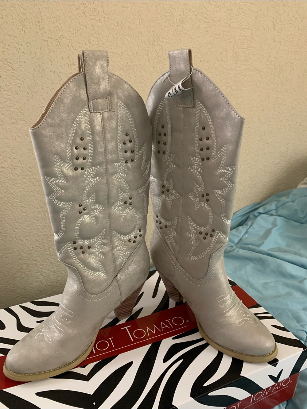 Hot Tomato Women's Shimmery Silver Western Cowgirl Boots